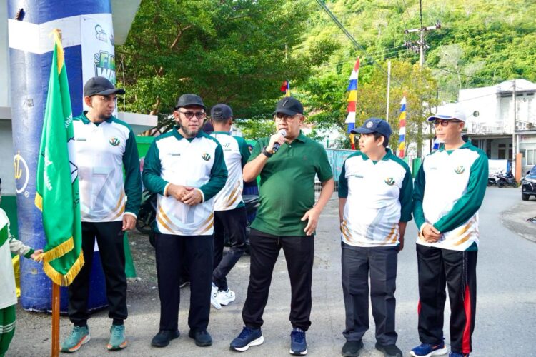 Asisten I Sekdakab Aceh Besar Farhan AP menyampaikan sambutan pada pelepasan jalan santai Milad ke17 Mahad Daarut Tahfizh Al Ikhlas di Komplek Vila Buana Darul Imarah Minggu 2792026 FOTO MC ACEH BESAR KETIKKABARcom Asisten I Sekdakab Aceh Besar Farhan AP menyampaikan sambutan pada pelepasan jalan santai Milad ke 17 Mahad Daarut Tahfizh Al Ikhlas di Komplek Vila Buana Darul Imarah Minggu 2792026 FOTO MC ACEH BESAR