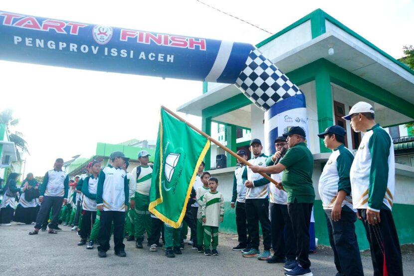 Asisten I Sekdakab Aceh Besar Farhan AP melepas peserta jalan santai Milad ke17 Mahad Daarut Tahfizh Al Ikhlas di Komplek Vila Buana Darul Imarah Minggu 2792026 FOTO MC ACEH BESAR KETIKKABARcom Asisten I Sekdakab Aceh Besar Farhan AP melepas peserta jalan santai Milad ke 17 Mahad Daarut Tahfizh Al Ikhlas di Komplek Vila Buana Darul Imarah Minggu 2792026 FOTO MC ACEH BESAR