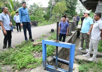 Staf Ahli Bupati Aceh Besar, Fata Muhammad SPd MM bersama warga tinjau saluran irigasi yag rusak di Gampong Lambarih Jurong Raya, Kecamatan Suka Makmur, Aceh Besar, Minggu (27/9/2026). FOT/OMC ACEH BESAR