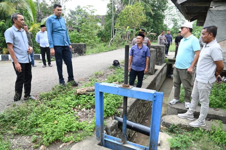 Staf Ahli Bupati Aceh Besar Fata Muhammad SPd MM bersama warga tinjau saluran irigasi yag rusak di Gampong Lambarih Jurong Raya Kecamatan Suka Makmur Aceh Besar Minggu 2792026 FOTOMC ACEH BESAR KETIKKABARcom Staf Ahli Bupati Aceh Besar Fata Muhammad SPd MM bersama warga tinjau saluran irigasi yag rusak di Gampong Lambarih Jurong Raya Kecamatan Suka Makmur Aceh Besar Minggu 2792026 FOTOMC ACEH BESAR