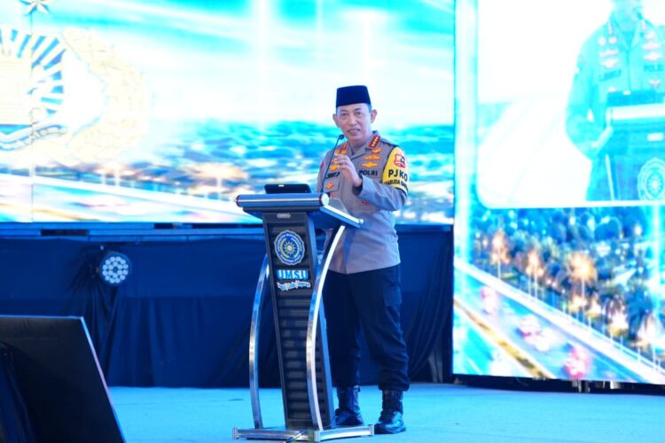 Kapolri Jenderal Polisi Listyo Sigit Prabowo menyampaikan kuliah umum di hadapan ribuan mahasiswa baru dalam acara Pengenalan Kehidupan Kampus bagi Mahasiswa Baru PKKMB Universitas Muhammadiyah Sumatera Utara UMSU 2026 di Medan Senin 2892026 Doc Humas Polri