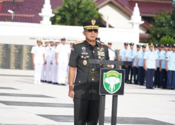 Panglima Komando Daerah Militer Iskandar Muda Pangdam IM Mayor Jenderal TNI Joko Hadi Susilo SIP memimpin upacara Ziarah Nasional dalam rangka memperingati Hari Ulang Tahun HUT ke 81 Tentara Nasional Indonesia TNI di Taman Makam Pahlawan TMP Jalan Ateuk Pahlawan Kecamatan Baiturrahman Banda Aceh Senin 2892026 pagi