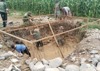 Babinsa Kodim 0108/Aceh Tenggara yang tergabung dalam Satgas Jembatan Gantung Perintis bersama masyarakat Desa Buah Pala, Kecamatan Lawe Sumur, Kabupaten Aceh Tenggara, menggelar aksi gotong royong membersihkan genangan air dan endapan lumpur di lubang pondasi jembatan pada Senin (28/9/2026).