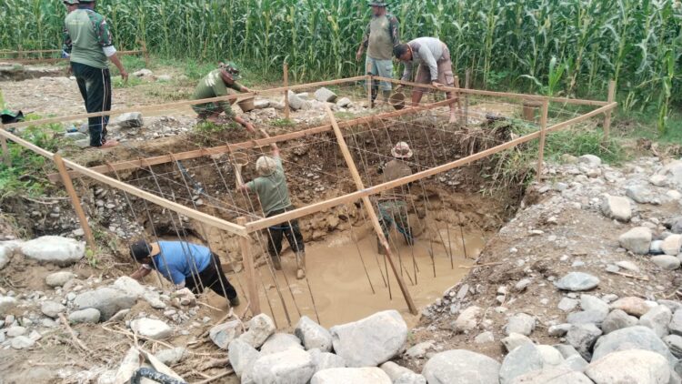 Babinsa Kodim 0108Aceh Tenggara yang tergabung dalam Satgas Jembatan Gantung Perintis bersama masyarakat Desa Buah Pala Kecamatan Lawe Sumur Kabupaten Aceh Tenggara menggelar aksi gotong royong membersihkan genangan air dan endapan lumpur di lubang pondasi jembatan pada Senin 2892026 KETIKKABARcom Babinsa Kodim 0108Aceh Tenggara yang tergabung dalam Satgas Jembatan Gantung Perintis bersama masyarakat Desa Buah Pala Kecamatan Lawe Sumur Kabupaten Aceh Tenggara menggelar aksi gotong royong membersihkan genangan air dan endapan lumpur di lubang pondasi jembatan pada Senin 2892026