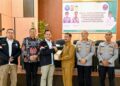 Wakil Bupati Aceh Besar Drs H Syukri A Jalil terima bingkisan dari Deputi Pemberdayaan Masyarakat BNN RI Irjen Pol Drs Aldrin MP Hutabarat SH MSi di Aula BGTK Lubuk Sukon Kecamatan Ingin Jaya Aceh Besar Selasa 2992026 FOTO MC ACEH BESAR KETIKKABARcom Wakil Bupati Aceh Besar Drs H Syukri A Jalil terima bingkisan dari Deputi Pemberdayaan Masyarakat BNN RI Irjen Pol Drs Aldrin MP Hutabarat SH MSi di Aula BGTK Lubuk Sukon Kecamatan Ingin Jaya Aceh Besar Selasa 2992026 FOTO MC ACEH BESAR
