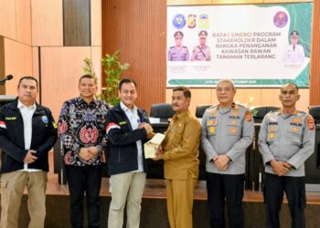 Wakil Bupati Aceh Besar Drs H Syukri A Jalil terima bingkisan dari Deputi Pemberdayaan Masyarakat BNN RI, Irjen Pol Drs. Aldrin M.P. Hutabarat, S.H., M.Si di Aula BGTK, Lubuk Sukon, Kecamatan Ingin Jaya, Aceh Besar, Selasa (29/9/2026). FOTO/ MC ACEH BESAR