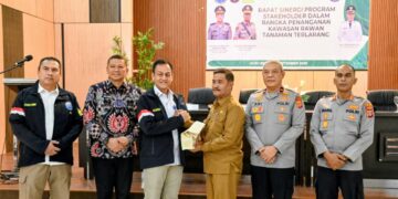 Wakil Bupati Aceh Besar Drs H Syukri A Jalil terima bingkisan dari Deputi Pemberdayaan Masyarakat BNN RI Irjen Pol Drs Aldrin MP Hutabarat SH MSi di Aula BGTK Lubuk Sukon Kecamatan Ingin Jaya Aceh Besar Selasa 2992026 FOTO MC ACEH BESAR