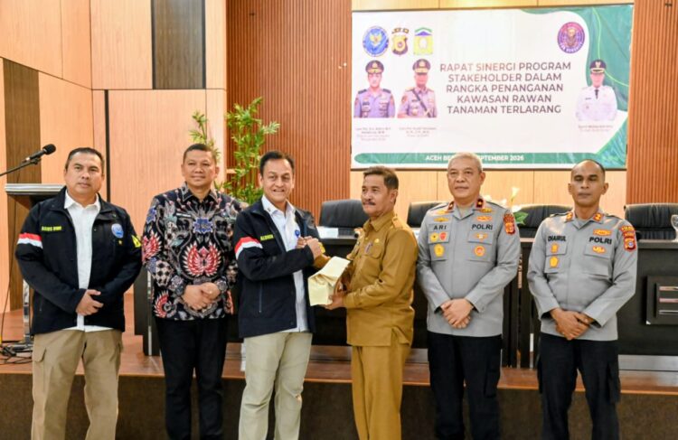Wakil Bupati Aceh Besar Drs H Syukri A Jalil terima bingkisan dari Deputi Pemberdayaan Masyarakat BNN RI Irjen Pol Drs Aldrin MP Hutabarat SH MSi di Aula BGTK Lubuk Sukon Kecamatan Ingin Jaya Aceh Besar Selasa 2992026 FOTO MC ACEH BESAR KETIKKABARcom Wakil Bupati Aceh Besar Drs H Syukri A Jalil terima bingkisan dari Deputi Pemberdayaan Masyarakat BNN RI Irjen Pol Drs Aldrin MP Hutabarat SH MSi di Aula BGTK Lubuk Sukon Kecamatan Ingin Jaya Aceh Besar Selasa 2992026 FOTO MC ACEH BESAR