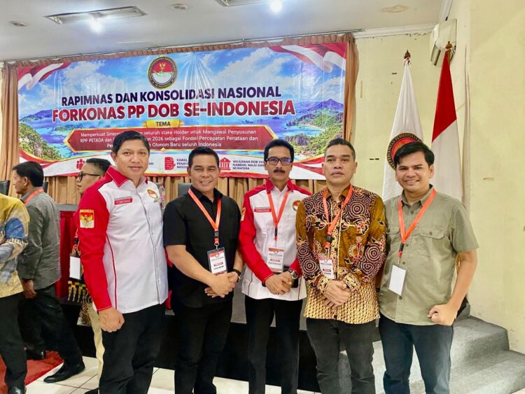 Bupati Aceh Besar H Muharram Idris dan Ketua DPRK Abdul Muchti SIKom foto bersama Panitia Persiapan Calon Daerah Otonomi Baru CDOB Aceh Raya mengikuti Rapimnas FORKONAS PP DOB seIndonesia di Jakarta Selasa 2992026 FOTODOK PEMKAB ACEH BESAR KETIKKABARcom Bupati Aceh Besar H Muharram Idris dan Ketua DPRK Abdul Muchti SIKom foto bersama Panitia Persiapan Calon Daerah Otonomi Baru CDOB Aceh Raya mengikuti Rapimnas FORKONAS PP DOB se Indonesia di Jakarta Selasa 2992026 FOTODOK PEMKAB ACEH BESAR