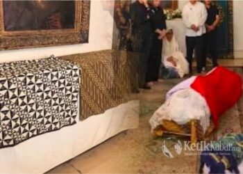 Kain Ihram Umrah dan Batik Ibu Fatmawati Balut Jenazah Guruh Soekarnoputra. (Doc. Kolase KETIKKABAR.com/Tangkap Layar).