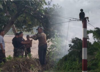 Anggota Babinsa Kodim 0108Aceh Tenggara bersama masyarakat dan tim teknis bergotong royong melaksanakan pemasangan tali sling tambahan pada sisi kiri dan kanan Jembatan Gantung Perintis di Desa Kumbang Jaya Kecamatan Badar Kabupaten Aceh Tenggara pada Sabtu 2692026