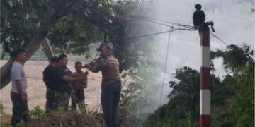 Anggota Babinsa Kodim 0108Aceh Tenggara bersama masyarakat dan tim teknis bergotong royong melaksanakan pemasangan tali sling tambahan pada sisi kiri dan kanan Jembatan Gantung Perintis di Desa Kumbang Jaya Kecamatan Badar Kabupaten Aceh Tenggara pada Sabtu 2692026
