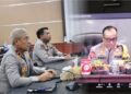 Wakapolda Aceh Brigjen Pol Ari Wahyu Widodo Kiri beserta para pejabat utama Polda Aceh dari Ruang Video Conference Lantai II Gedung Satya Haprabu Mapolda Aceh ikuti secara virtual pembukaan SPMB SMA Kemala Taruna Bhayangkara TA 20272028 oleh Wakapolri Komjen Pol Dedi Prasetyo Kanan Senin 2892026 Doc Humas Polda Aceh