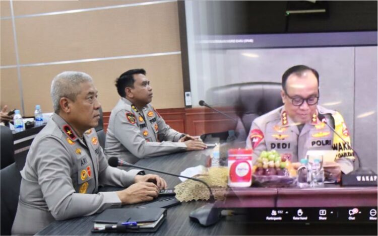 Wakapolda Aceh Brigjen Pol Ari Wahyu Widodo Kiri beserta para pejabat utama Polda Aceh dari Ruang Video Conference Lantai II Gedung Satya Haprabu Mapolda Aceh ikuti secara virtual pembukaan SPMB SMA Kemala Taruna Bhayangkara TA 20272028 oleh Wakapolri Komjen Pol Dedi Prasetyo Kanan Senin 2892026 Doc Humas Polda Aceh