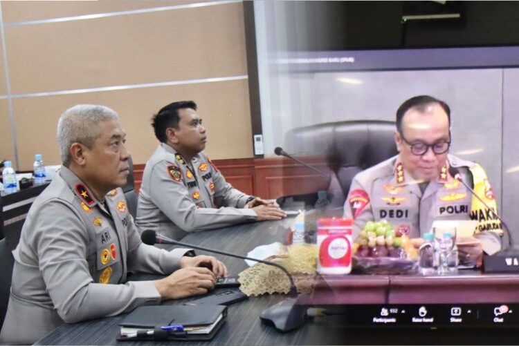 Wakapolda Aceh Brigjen Pol Ari Wahyu Widodo Kiri beserta para pejabat utama Polda Aceh dari Ruang Video Conference Lantai II Gedung Satya Haprabu Mapolda Aceh ikuti secara virtual pembukaan SPMB SMA Kemala Taruna Bhayangkara TA 20272028 oleh Wakapolri Komjen Pol Dedi Prasetyo Kanan Senin 2892026 Doc Humas Polda Aceh