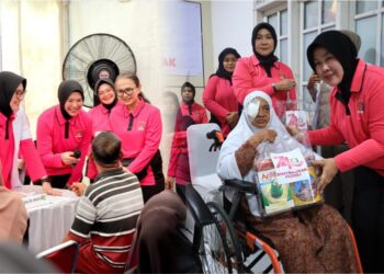Bhayangkari menerjunkan sebanyak 74 tenaga kesehatan nakes dalam ajang bakti kesehatan bakkes gratis di Desa Jamur Labu Kecamatan Rantau Kabupaten Aceh Tamiang Kamis 2492026