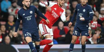 Calvin Verdonk nomor 24 bermain dalam pertandingan melawan Arsenal di Liga Champions Foto ARSENAL