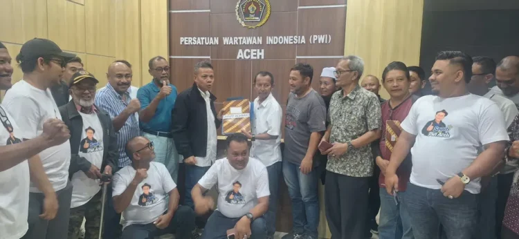 Sayuti Achmad menyerahkan berkas pendaftaran bakal calon Ketua PWI Aceh dari 15 daerah kepada panitia SC Konferprov XIII PWI Aceh di Kantor PWI Aceh Senin 19102026 FOTO Tim Pemenangan KETIKKABARcom Sayuti Achmad menyerahkan berkas pendaftaran bakal calon Ketua PWI Aceh dari 15 daerah kepada panitia SC Konferprov XIII PWI Aceh di Kantor PWI Aceh Senin 19102026 FOTO Tim Pemenangan