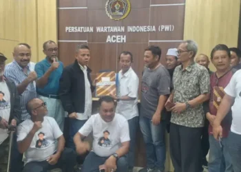 Sayuti Achmad menyerahkan berkas pendaftaran bakal calon Ketua PWI Aceh dari 15 daerah kepada panitia SC Konferprov XIII PWI Aceh di Kantor PWI Aceh Senin 19102026 FOTO Tim Pemenangan
