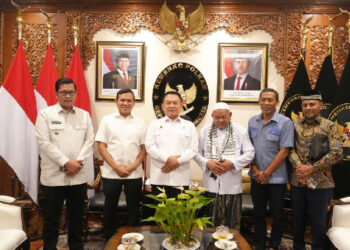 Wakil Gubernur Aceh Fadhlullah atau Dek Fadh bersama ulama Aceh Abu Paya Pasi Ketua Dewan Perwakilan Rakyat Aceh DPRA Zulfadhli dan sejumlah pejabat daerah menemui Menteri Koordinator Bidang Politik dan Keamanan Menko Polkam Dudung Abdurachman di Kantor Kemenko Polkam RI Jakarta Selasa 13102026FOTO Istimewa