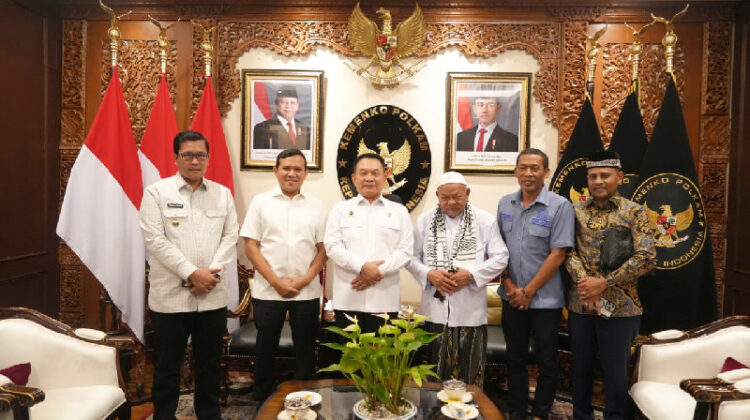 Wakil Gubernur Aceh Fadhlullah atau Dek Fadh bersama ulama Aceh Abu Paya Pasi Ketua Dewan Perwakilan Rakyat Aceh DPRA Zulfadhli dan sejumlah pejabat daerah menemui Menteri Koordinator Bidang Politik dan Keamanan Menko Polkam Dudung Abdurachman di Kantor Kemenko Polkam RI Jakarta Selasa 13102026FOTO Istimewa KETIKKABARcom Wakil Gubernur Aceh Fadhlullah atau Dek Fadh bersama ulama Aceh Abu Paya Pasi Ketua Dewan Perwakilan Rakyat Aceh DPRA Zulfadhli dan sejumlah pejabat daerah menemui Menteri Koordinator Bidang Politik dan Keamanan Menko Polkam Dudung Abdurachman di Kantor Kemenko Polkam RI Jakarta Selasa 13102026FOTO Istimewa