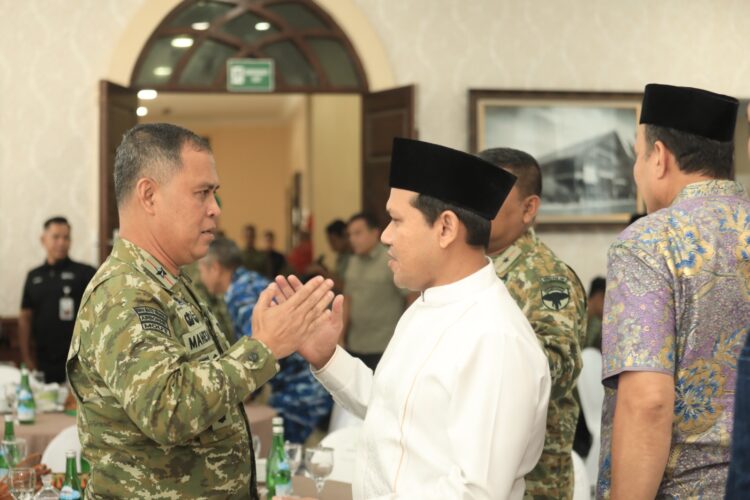 Wakil Gubernur Aceh H Fadhlullah Dek Fadh menyambut kedatangan Panglima Kodam Iskandar Muda Pangdam IM yang baru Brigjen TNI Mahesa Fitriadi di Bandara Internasional Sultan Iskandar Muda Aceh Besar Minggu 18102026 FOTO Humas KETIKKABARcom Wakil Gubernur Aceh H Fadhlullah Dek Fadh menyambut kedatangan Panglima Kodam Iskandar Muda Pangdam IM yang baru Brigjen TNI Mahesa Fitriadi di Bandara Internasional Sultan Iskandar Muda Aceh Besar Minggu 18102026 FOTO Humas