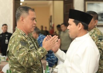 Wakil Gubernur Aceh H Fadhlullah Dek Fadh menyambut kedatangan Panglima Kodam Iskandar Muda Pangdam IM yang baru Brigjen TNI Mahesa Fitriadi di Bandara Internasional Sultan Iskandar Muda Aceh Besar Minggu 18102026 FOTO Humas KETIKKABARcom Wakil Gubernur Aceh H Fadhlullah Dek Fadh menyambut kedatangan Panglima Kodam Iskandar Muda Pangdam IM yang baru Brigjen TNI Mahesa Fitriadi di Bandara Internasional Sultan Iskandar Muda Aceh Besar Minggu 18102026 FOTO Humas