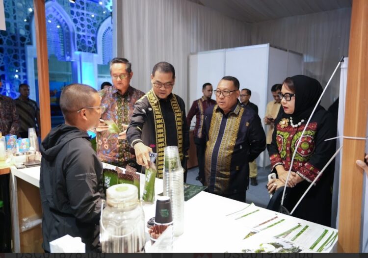 Deputi Gubernur Bank Indonesia Ricky P Gozali bersama Kepala Perwakilan BI Aceh Agus Chusaini saat pembukaan Meuseuraya Festival 2026 di Balee Meuseuraya Aceh Banda Aceh Jumat 23102026 FOTO BI Aceh KETIKKABARcom Deputi Gubernur Bank Indonesia Ricky P Gozali bersama Kepala Perwakilan BI Aceh Agus Chusaini saat pembukaan Meuseuraya Festival 2026 di Balee Meuseuraya Aceh Banda Aceh Jumat 23102026 FOTO BI Aceh