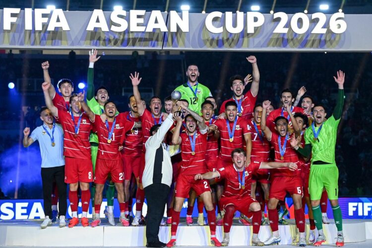 Tim Nasional Indonesia resmi keluar sebagai juara FIFA ASEAN Cup 2026 setelah menaklukkan Thailand lewat drama adu penalti dengan skor 42 dalam pertandingan final di Stadion Utama Gelora Bung Karno Jakarta pada Senin 5102026 FOTO KOMPAS KETIKKABARcom Tim Nasional Indonesia resmi keluar sebagai juara FIFA ASEAN Cup 2026 setelah menaklukkan Thailand lewat drama adu penalti dengan skor 4 2 dalam pertandingan final di Stadion Utama Gelora Bung Karno Jakarta pada Senin 5102026 FOTO KOMPAS