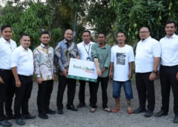 Bank Aceh Syariah melalui program Bank Aceh Peduli menyalurkan bantuan alat bantu tangan palsu kepada Suhairi, warga Kecamatan Montasik, Aceh Besar. Bantuan tersebut diserahkan langsung oleh Direktur Utama Bank Aceh Syariah, Fadhil Ilyas. FOTO/Isitmewa.