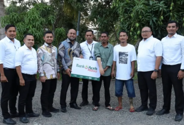 Bank Aceh Syariah melalui program Bank Aceh Peduli menyalurkan bantuan alat bantu tangan palsu kepada Suhairi warga Kecamatan Montasik Aceh Besar Bantuan tersebut diserahkan langsung oleh Direktur Utama Bank Aceh Syariah Fadhil Ilyas FOTOIsitmewa KETIKKABARcom Bank Aceh Syariah melalui program Bank Aceh Peduli menyalurkan bantuan alat bantu tangan palsu kepada Suhairi warga Kecamatan Montasik Aceh Besar Bantuan tersebut diserahkan langsung oleh Direktur Utama Bank Aceh Syariah Fadhil Ilyas FOTOIsitmewa