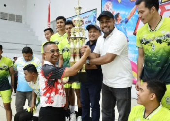 Pangdam Iskandar Muda menyerahkan trofi juara kepada Direktur Utama Bank Aceh Fadhil Ilyas setelah Tim Voli Bank Aceh menjuarai Open Turnamen Bola Voli dalam rangka HUT ke-81 TNI Tahun 2026 di GOR KONI Banda Aceh, Minggu (27/9/2026). FOTO/Humas Bank Aceh.