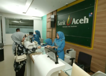 Pegawai Bank Aceh Syariah sedang melayani nasabah. FOTO/Humas. Ⓒ Hak cipta foto di atas dikembalikan sesungguhnya kepada pemilik foto.
