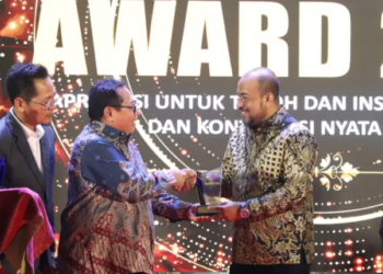 Direktur Utama Bank Aceh Syariah, Fadhil Ilyas, menerima penghargaan SMSI Aceh Award 2026 yang diserahkan Ketua Umum SMSI Pusat, Firdaus, di Anjong Mon Mata, Banda Aceh, Sabtu malam (5/9/2026). FOTO/Istimewa.