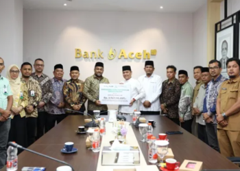 Direktur Utama Bank Aceh Syariah Fadhil Ilyas menyerahkan zakat perusahaan Tahun Buku 2025 kepada Kepala Baitul Mal Aceh (BMA) Tgk HM Yunus M Yusuf di Kantor Pusat Bank Aceh Syariah, Banda Aceh, Selasa (1/9/2026). FOTO/Humas BAS.