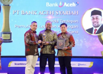 Direktur Utama PT Bank Aceh Syariah Fadhil Ilyas menerima penghargaan Serambi Awards 2026 kategori Garda Terdepan Pemulihan Layanan Keuangan Saat Bencana dalam Malam Apresiasi Gebrakan Sang Pemimpin di Gedung AAC Dayan Dawood Universitas Syiah Kuala USK Kopelma Darussalam Banda Aceh Sabtu 2982026 malam FOTOIstimewa KETIKKABARcom Direktur Utama PT Bank Aceh Syariah Fadhil Ilyas menerima penghargaan Serambi Awards 2026 kategori Garda Terdepan Pemulihan Layanan Keuangan Saat Bencana dalam Malam Apresiasi Gebrakan Sang Pemimpin di Gedung AAC Dayan Dawood Universitas Syiah Kuala USK Kopelma Darussalam Banda Aceh Sabtu 2982026 malam FOTOIstimewa