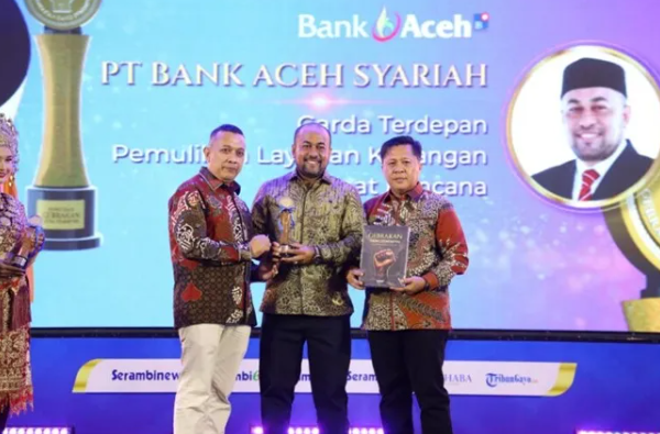 Direktur Utama PT Bank Aceh Syariah Fadhil Ilyas menerima penghargaan Serambi Awards 2026 kategori Garda Terdepan Pemulihan Layanan Keuangan Saat Bencana dalam Malam Apresiasi Gebrakan Sang Pemimpin di Gedung AAC Dayan Dawood Universitas Syiah Kuala USK Kopelma Darussalam Banda Aceh Sabtu 2982026 malam FOTOIstimewa KETIKKABARcom Direktur Utama PT Bank Aceh Syariah Fadhil Ilyas menerima penghargaan Serambi Awards 2026 kategori Garda Terdepan Pemulihan Layanan Keuangan Saat Bencana dalam Malam Apresiasi Gebrakan Sang Pemimpin di Gedung AAC Dayan Dawood Universitas Syiah Kuala USK Kopelma Darussalam Banda Aceh Sabtu 2982026 malam FOTOIstimewa