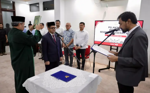 Gubernur Aceh Muzakir Manaf Mualem melantik Taufik ST MSi sebagai Penjabat Pj Sekretaris Daerah Sekda Aceh FOTO Istimewa KETIKKABARcom Gubernur Aceh Muzakir Manaf Mualem melantik Taufik ST MSi sebagai Penjabat Pj Sekretaris Daerah Sekda Aceh FOTO Istimewa