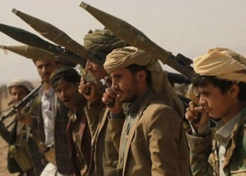 pejuang Houthi memegang senjata dalam sebuah foto peringatan 10 tahun perang Yaman yang diunggah pada Kamis 2732025 FOTO Telegram Houthi