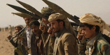 pejuang Houthi memegang senjata dalam sebuah foto peringatan 10 tahun perang Yaman yang diunggah pada Kamis 2732025 FOTO Telegram Houthi