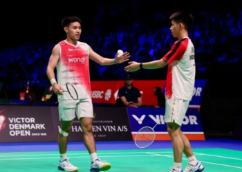 Ganda putra Indonesia Raymond IndraNikolaus Joaquin tersingkir pada babak pertama Denmark Open 2026 setelah kalah dari pasangan Inggris Ben LaneSean Vendy di SJF Arena Odense Denmark Rabu 14102026 FOTO Ist