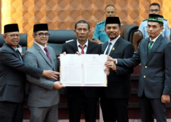 Dewan Perwakilan Rakyat Aceh DPRA menandatangani berita acara persetujuan bersama Kebijakan Umum Anggaran KUA dan Prioritas Plafon Anggaran Sementara PPAS Tahun Anggaran 2027 dalam rapat paripurna di Gedung Utama DPRA Banda Aceh Kamis 8102026 FOTO Humas DPRA