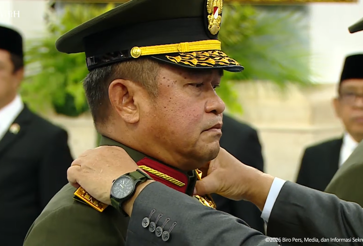Presiden Prabowo Subianto melantik Jenderal TNI Maruli Simanjuntak sebagai Wakil Panglima TNI sekaligus Kepala Badan Nasional Pengelola Perbatasan dan Daerah Terpencil di Istana Kepresidenan Jakarta Kamis 15102026