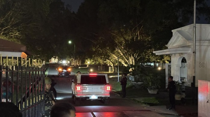 Menteri hingga kepala lembaga merapat ke Istana Bogor untuk mengikuti rapat kabinet Jumat 1610 malam FOTO DetikEva KETIKKABARcom Menteri hingga kepala lembaga merapat ke Istana Bogor untuk mengikuti rapat kabinet Jumat 1610 malam FOTO DetikEva