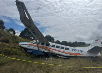 Pesawat Asian One Air bernomor registrasi PKLTF tergelincir saat mendarat di Bandara Bilorai Kabupaten Intan Jaya Papua Tengah pada Sabtu 24102026 FOTO Polres Intan Jaya KETIKKABARcom Pesawat Asian One Air bernomor registrasi PK LTF tergelincir saat mendarat di Bandara Bilorai Kabupaten Intan Jaya Papua Tengah pada Sabtu 24102026 FOTO Polres Intan Jaya