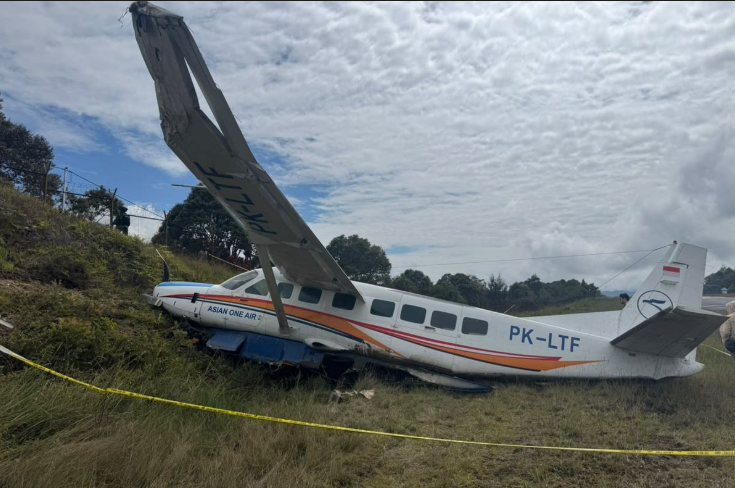 Pesawat Asian One Air bernomor registrasi PKLTF tergelincir saat mendarat di Bandara Bilorai Kabupaten Intan Jaya Papua Tengah pada Sabtu 24102026 FOTO Polres Intan Jaya KETIKKABARcom Pesawat Asian One Air bernomor registrasi PK LTF tergelincir saat mendarat di Bandara Bilorai Kabupaten Intan Jaya Papua Tengah pada Sabtu 24102026 FOTO Polres Intan Jaya