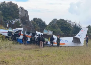 Proses Evakuasi korban kecelakaan Pesawat Asian One Air dengan nomor registrasi PK-LTF di Bandara Bilorai, Kabupaten Intan Jaya, Papua Tengah, Sabtu (24/10/2026) pagi./ FOTO: Polres Intan Jaya.