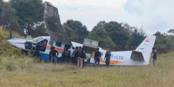Proses Evakuasi korban kecelakaan Pesawat Asian One Air dengan nomor registrasi PK LTF di Bandara Bilorai Kabupaten Intan Jaya Papua Tengah Sabtu 24102026 pagi FOTO Polres Intan Jaya