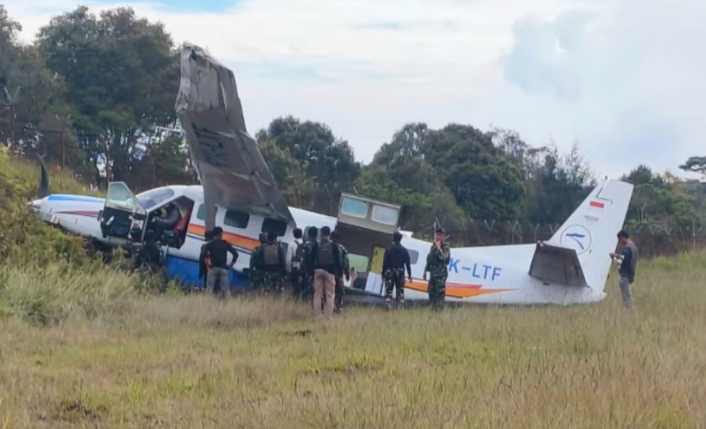 Proses Evakuasi korban kecelakaan Pesawat Asian One Air dengan nomor registrasi PKLTF di Bandara Bilorai Kabupaten Intan Jaya Papua Tengah Sabtu 24102026 pagi FOTO Polres Intan Jaya KETIKKABARcom Proses Evakuasi korban kecelakaan Pesawat Asian One Air dengan nomor registrasi PK LTF di Bandara Bilorai Kabupaten Intan Jaya Papua Tengah Sabtu 24102026 pagi FOTO Polres Intan Jaya