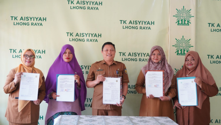 Dinas Kependudukan dan Pencatatan Sipil Disdukcapil Kota Banda Aceh melakukan penandatanganan Perjanjian Kerja Sama PKS dengan tiga Taman KanakKanak TK di Kota Banda Aceh dalam rangka meningkatkan kepemilikan Kartu Identitas Anak KIA di TK Aisyiyah Lhong Raya Senin 5102026FOTO Ist KETIKKABARcom Dinas Kependudukan dan Pencatatan Sipil Disdukcapil Kota Banda Aceh melakukan penandatanganan Perjanjian Kerja Sama PKS dengan tiga Taman Kanak Kanak TK di Kota Banda Aceh dalam rangka meningkatkan kepemilikan Kartu Identitas Anak KIA di TK Aisyiyah Lhong Raya Senin 5102026FOTO Ist